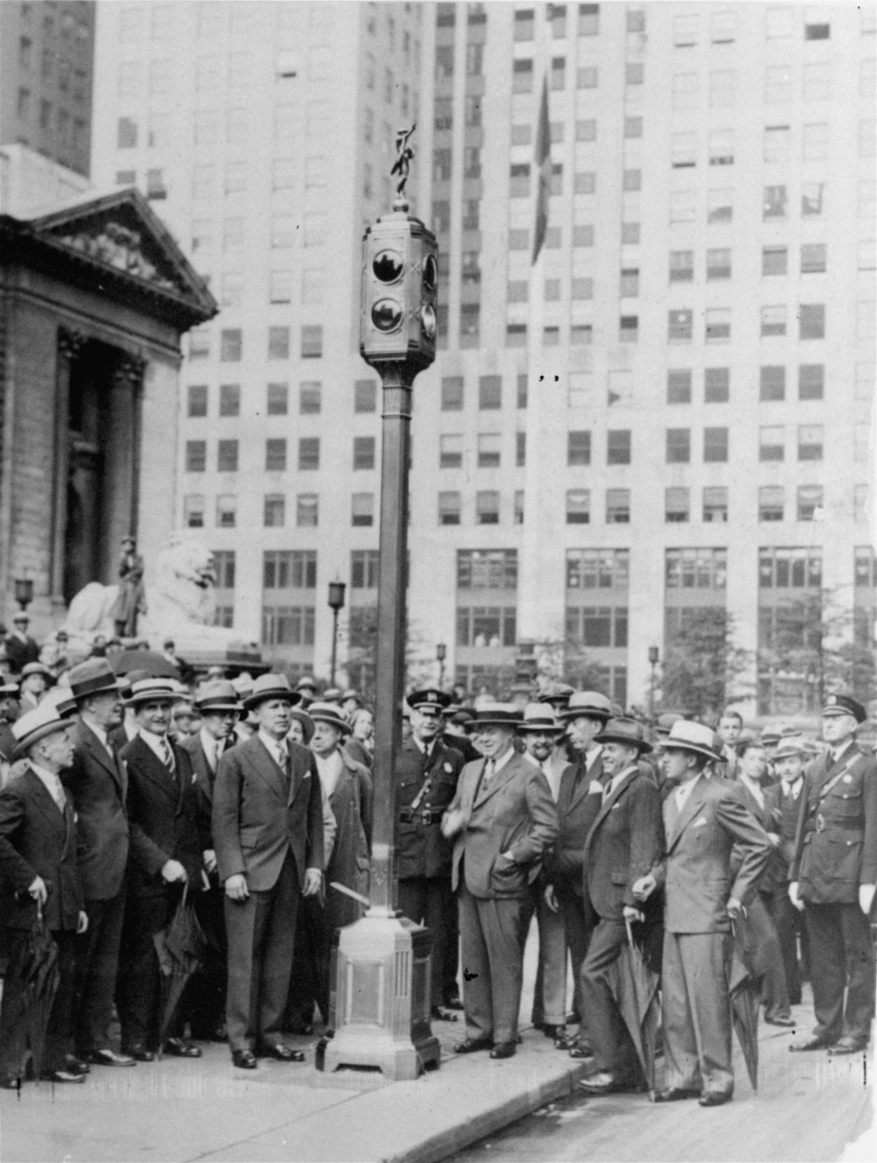 1931: Traffic signals